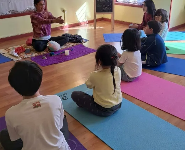 Clase de yoga para niñ@s en el shala