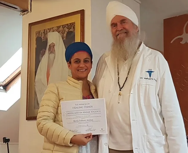 Pavan Kaur recibiendo su certificado junto a su maestro