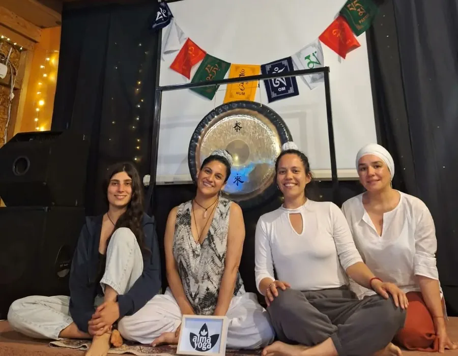 Círculo de mujeres junto al gong en Alma Yoga