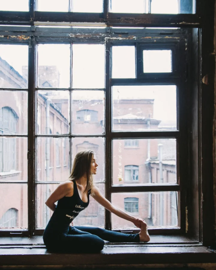 Práctica de yoga junto a la ventana en el estudio de Alma Yoga Osorno