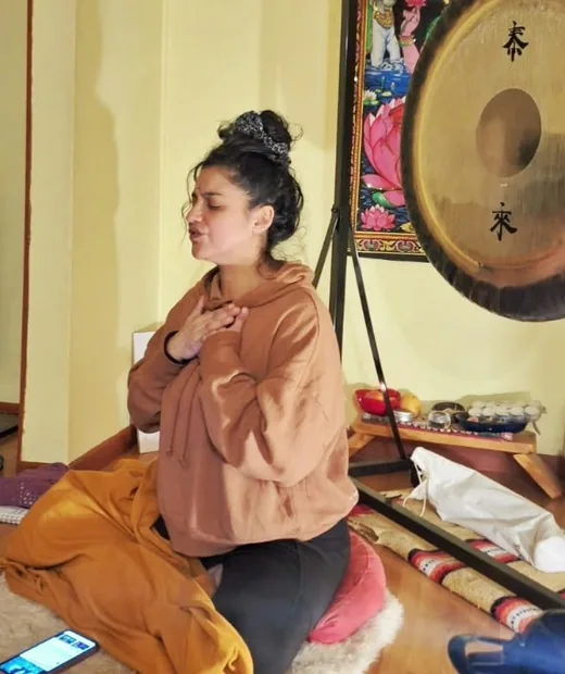 Pavan Kaur meditando en la sala, junto al gong